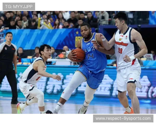 CBA常规赛激战正酣明星球员联手助力球队争夺季后赛席位